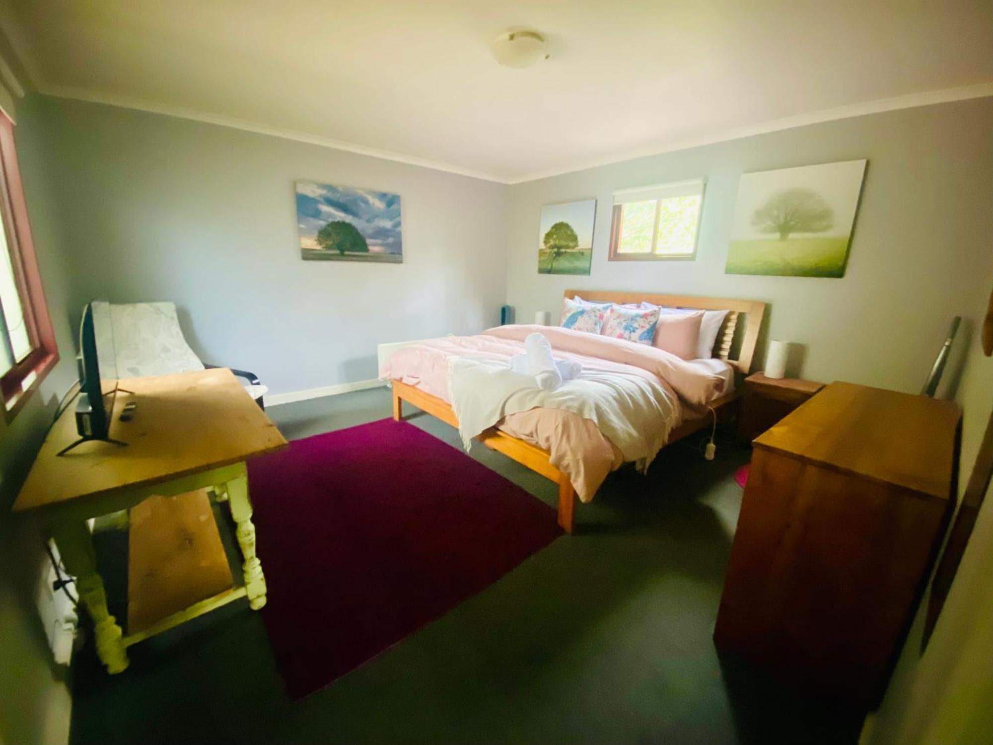 דירות דיילספורד Sutton Spring Art Retreats חדר תמונה