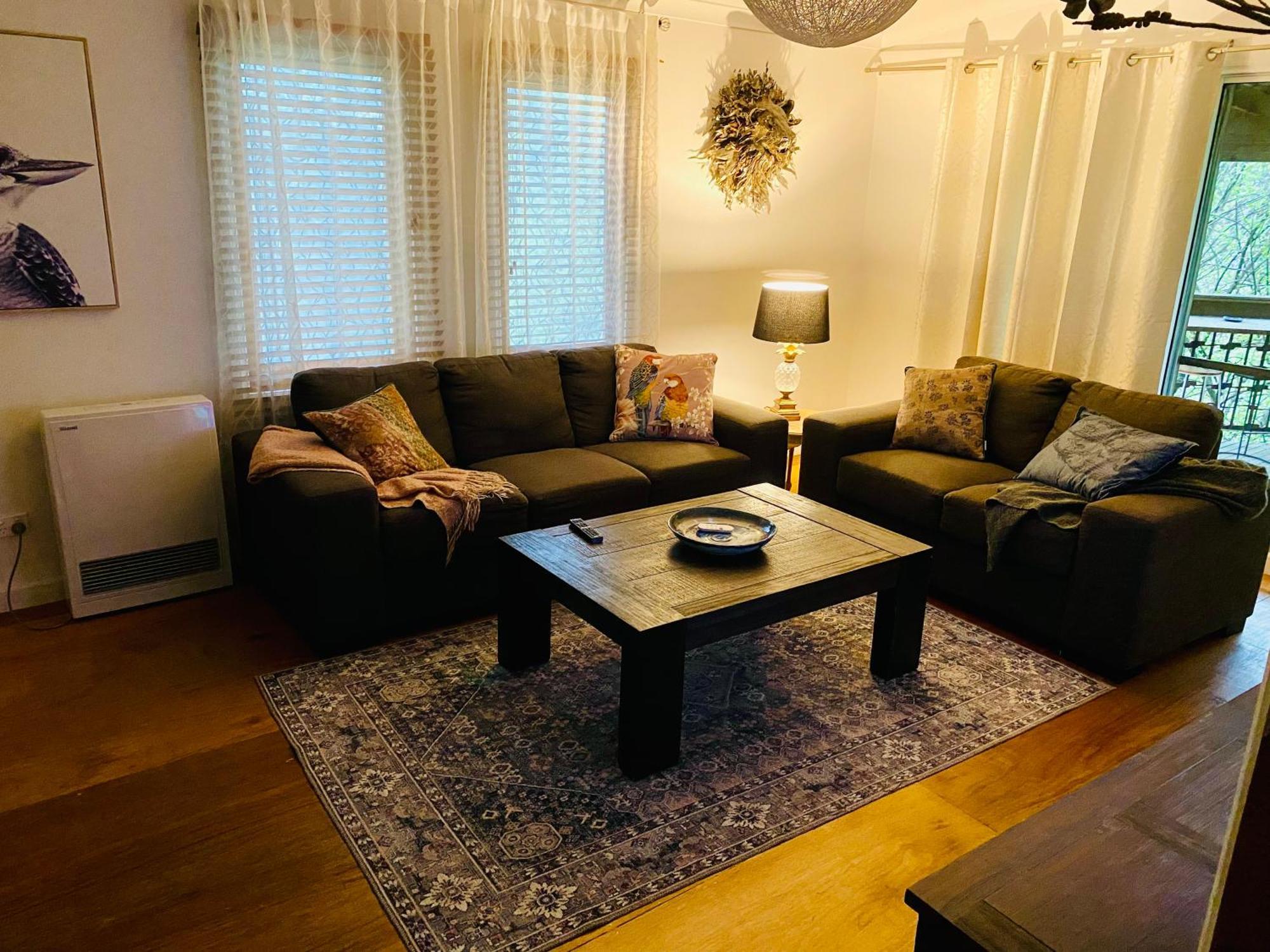דירות דיילספורד Sutton Spring Art Retreats חדר תמונה